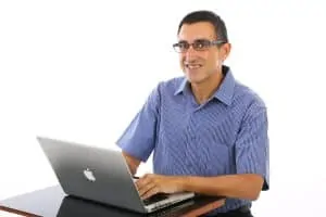 צילום של ארז שמש יועץ משכנתאות עצמאי עם מחשב נייד