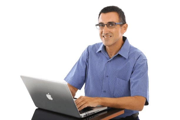 ארז שמש עם מחשב נייד בפגישת לקוחות עם יועץ משכנתאות מומלץ